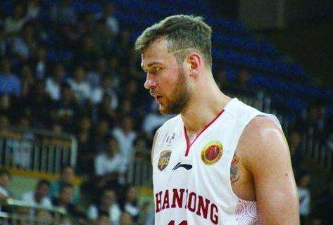 身高工资最高、高开低走、女友抢镜！鲁能佩莱山东男篮莫泰神同步