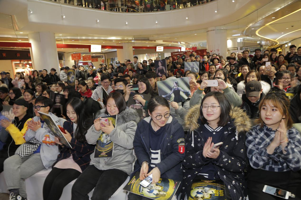 华晨宇天籁之战总决赛帮唱排练,天籁之战中华晨宇点评选手的视频