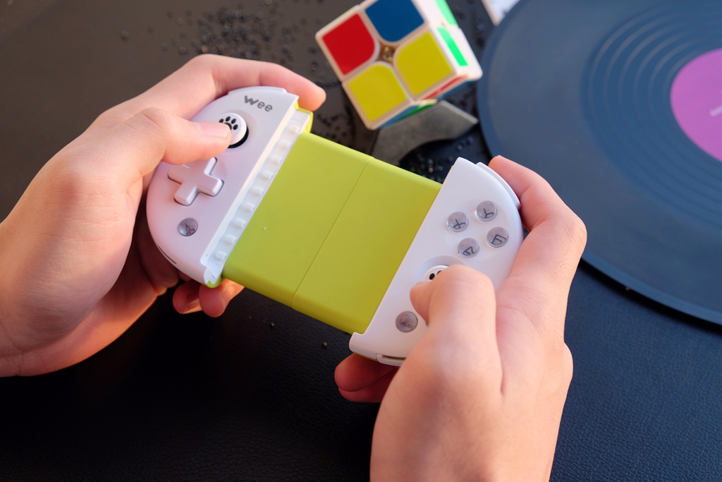 用触摸屏打游戏的朋友可以放下了，被229元手柄的体感震撼到了