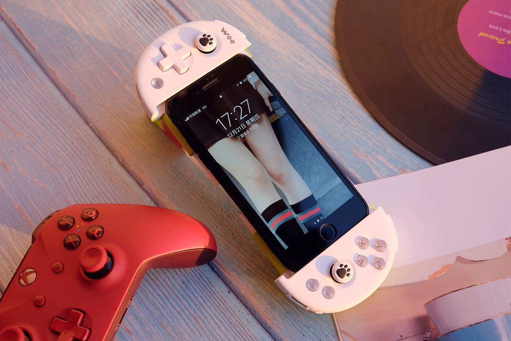 用触摸屏打游戏的朋友可以放下了，被229元手柄的体感震撼到了