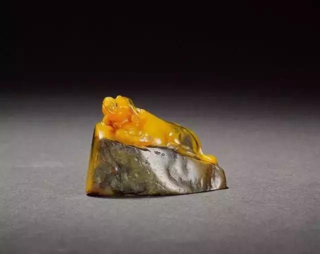 田黄石印章鉴别方法及价格,田黄石素面六面小印章价值