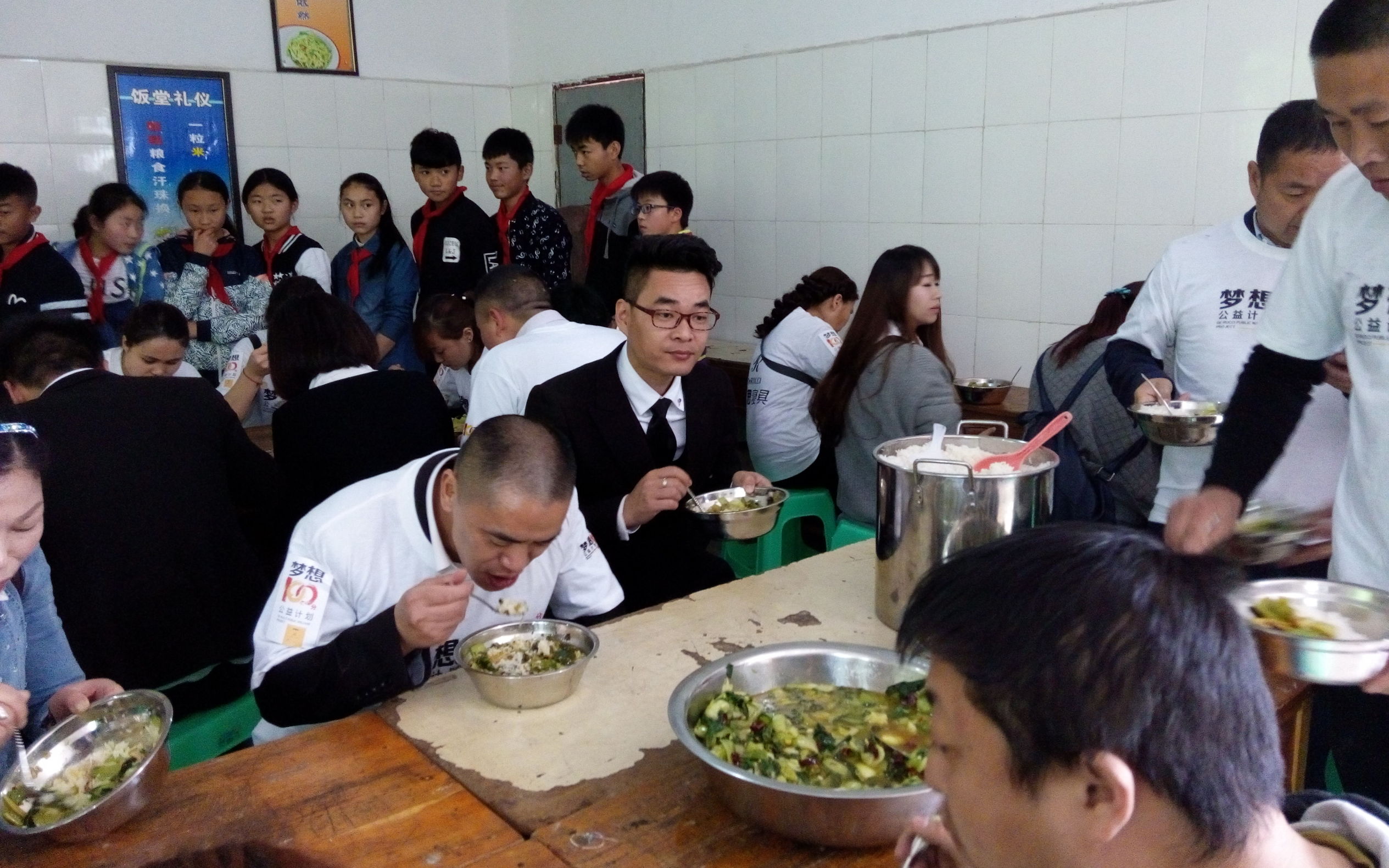 梦想100分公益计划走进遵义亚洲足球先生郑智为孩子加油鼓劲