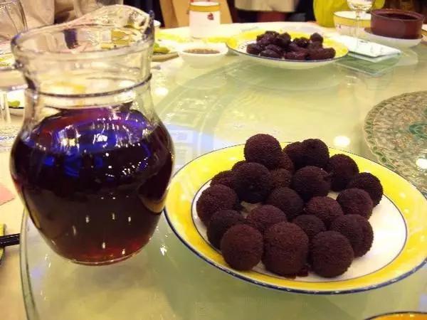 水果蘸着盐巴、辣椒吃，泡酒喝，云南人吃水果的姿势太丰富多彩了