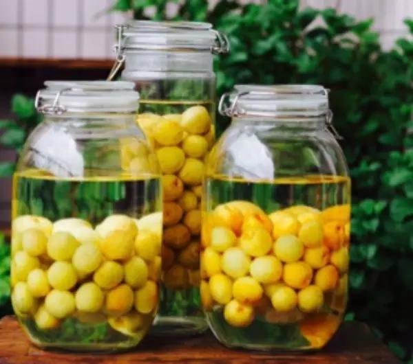 水果蘸着盐巴、辣椒吃，泡酒喝，云南人吃水果的姿势太丰富多彩了