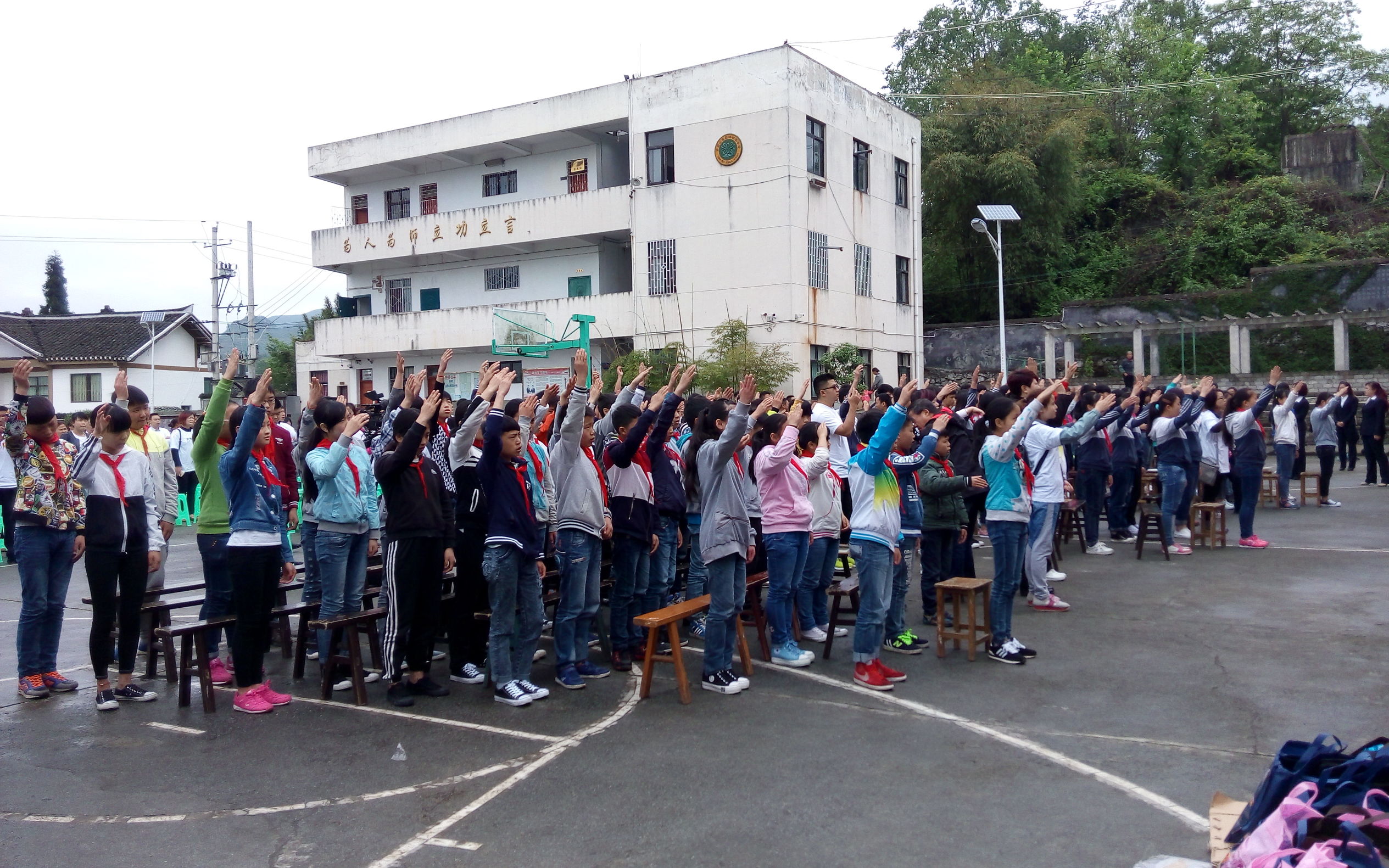 梦想100分公益计划走进遵义亚洲足球先生郑智为孩子加油鼓劲