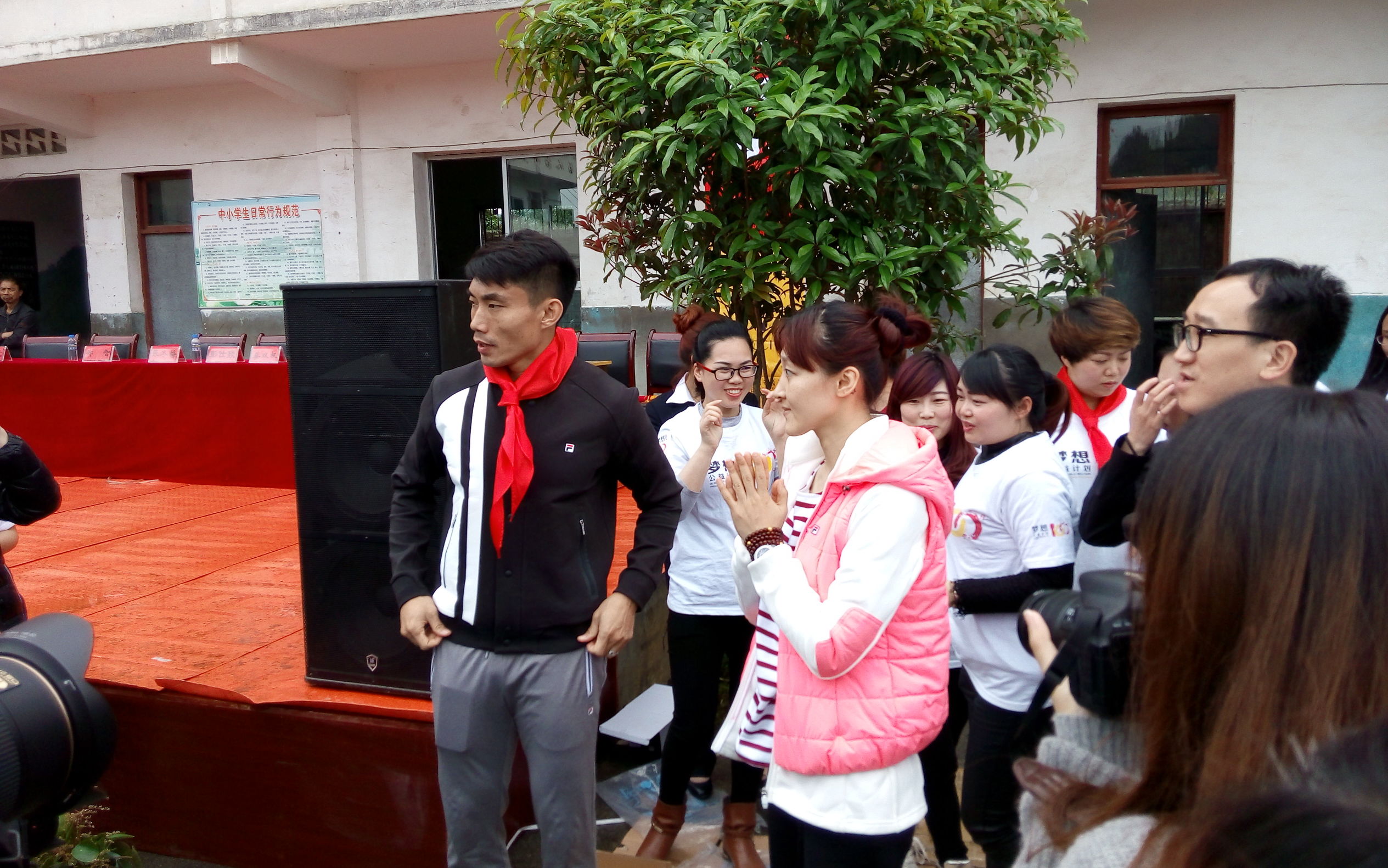 梦想100分公益计划走进遵义亚洲足球先生郑智为孩子加油鼓劲