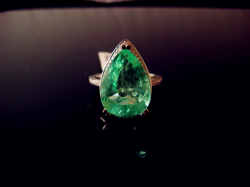 佩戴钻戒的寓意,佩戴祖母绿的好处