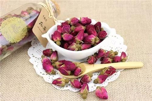 玫瑰花茶泡出来的水是黄色的,玫瑰花茶泡出来是蓝色的吗