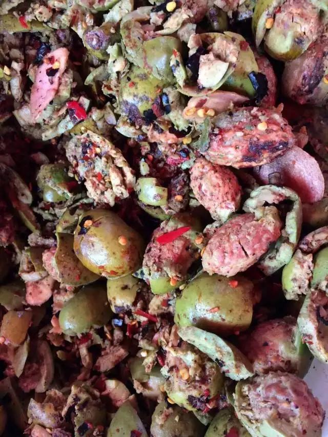 水果蘸着盐巴、辣椒吃，泡酒喝，云南人吃水果的姿势太丰富多彩了