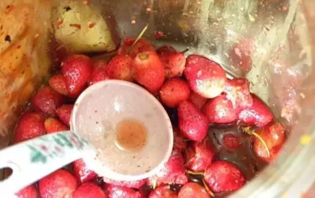 水果蘸着盐巴、辣椒吃，泡酒喝，云南人吃水果的姿势太丰富多彩了