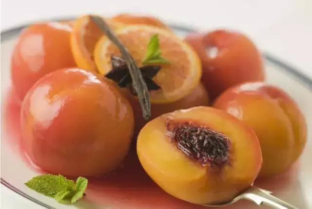 水果蘸着盐巴、辣椒吃，泡酒喝，云南人吃水果的姿势太丰富多彩了