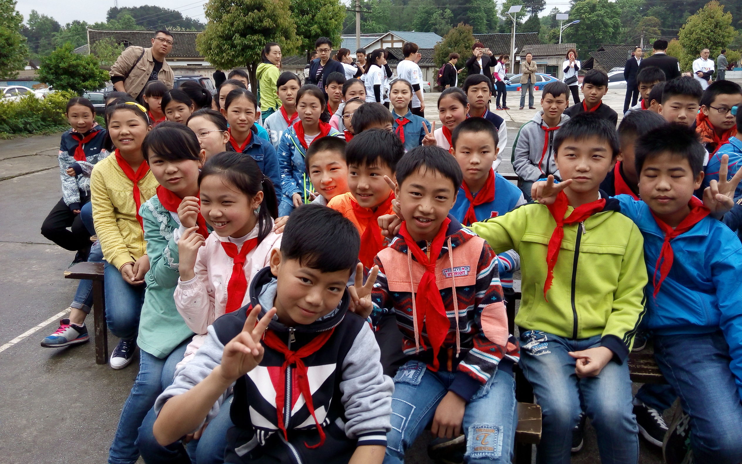 梦想100分公益计划走进遵义亚洲足球先生郑智为孩子加油鼓劲