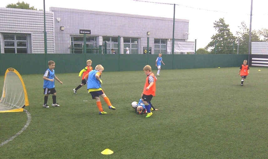 什么时候可以踢足球比赛,什么时候足球开始比赛