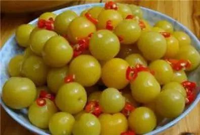 水果蘸着盐巴、辣椒吃，泡酒喝，云南人吃水果的姿势太丰富多彩了