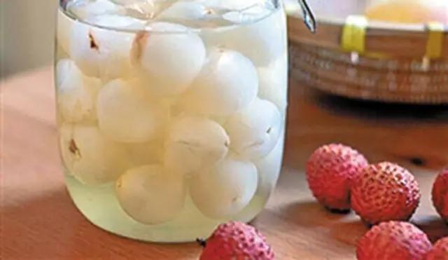 水果蘸着盐巴、辣椒吃，泡酒喝，云南人吃水果的姿势太丰富多彩了