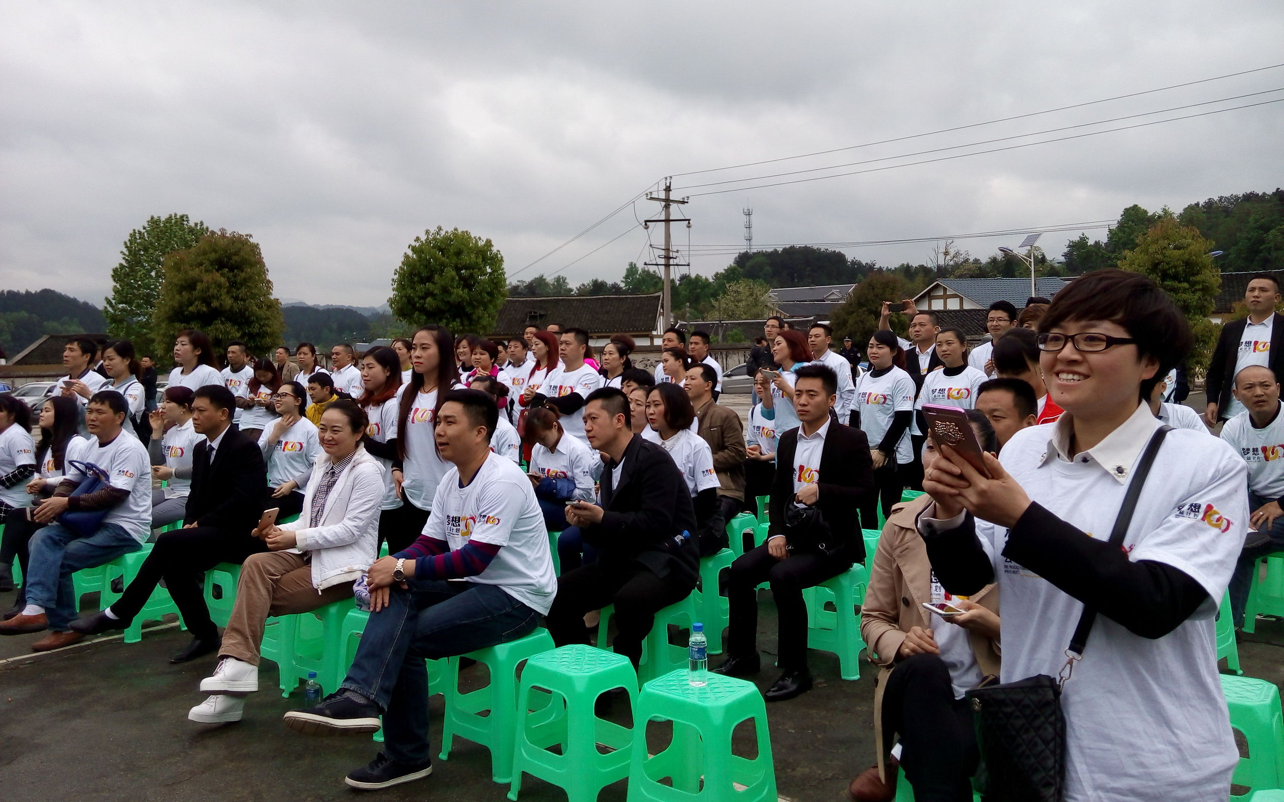 梦想100分公益计划走进遵义亚洲足球先生郑智为孩子加油鼓劲