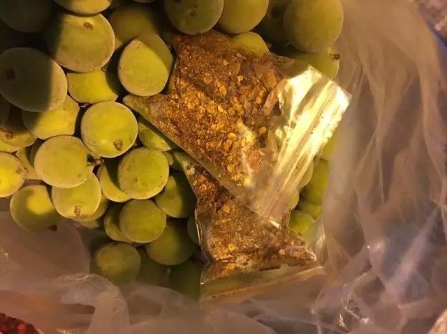 水果蘸着盐巴、辣椒吃，泡酒喝，云南人吃水果的姿势太丰富多彩了