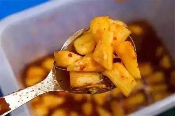 水果蘸着盐巴、辣椒吃，泡酒喝，云南人吃水果的姿势太丰富多彩了