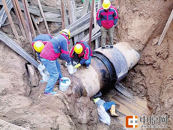 用水高峰期供水抢修,带水抢修未影响供水