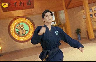 如何才能男女通吃？推荐你们去参考一下杨洋的养成之路！