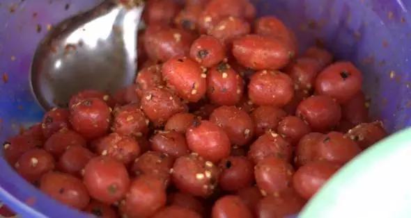 水果蘸着盐巴、辣椒吃，泡酒喝，云南人吃水果的姿势太丰富多彩了