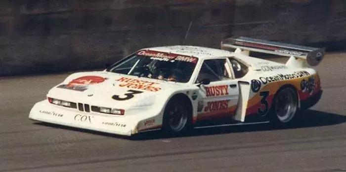 宝马第一台中置引擎超跑M1赛车版，曾经遭遇怎样的挫折？