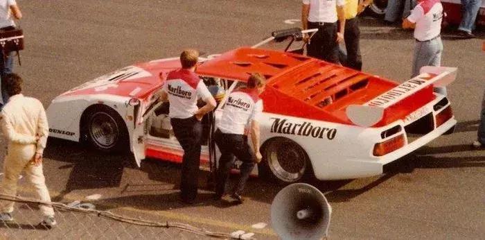 宝马第一台中置引擎超跑M1赛车版，曾经遭遇怎样的挫折？