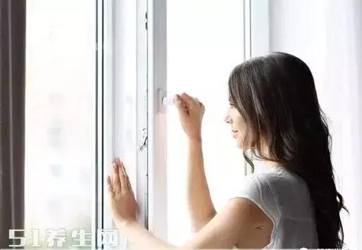 指甲有凹陷是什么原因引起的,中指甲凹陷是什么原因引起的