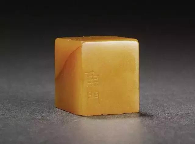 田黄石印章鉴别方法及价格,田黄石素面六面小印章价值