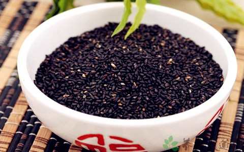 怎么知道少白头是由疾病引起的,男生少白头是什么原因导致的