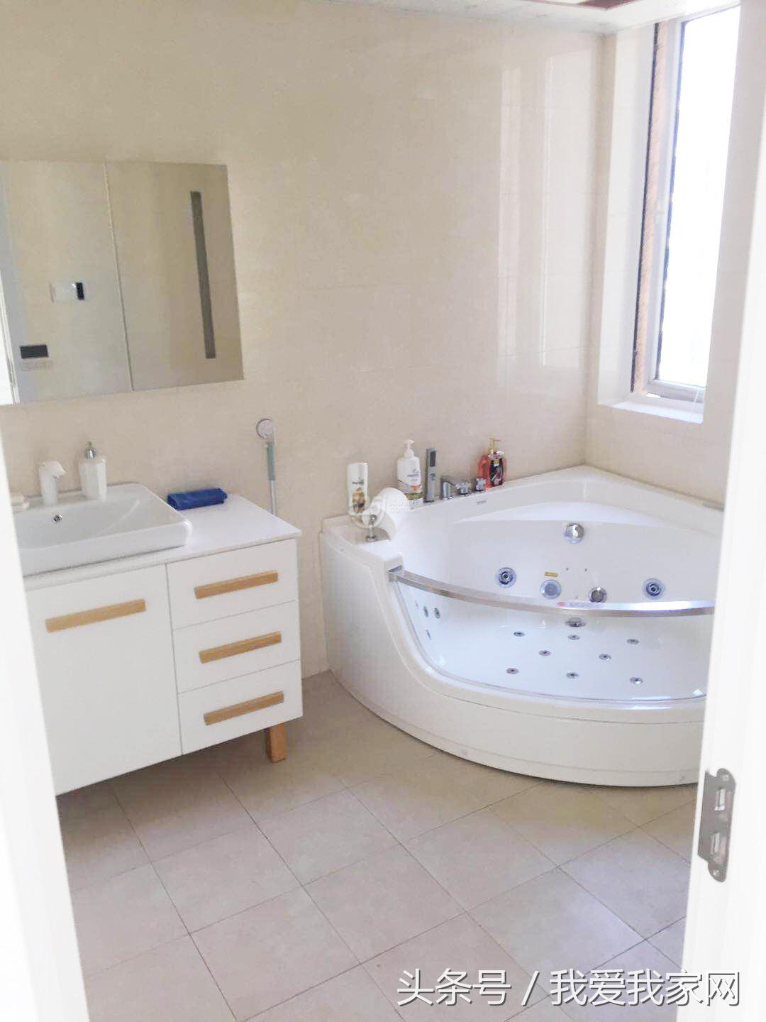 刚装完的学区房，走廊吊灯的浪漫全毁电视背景墙和走廊墙纸上了