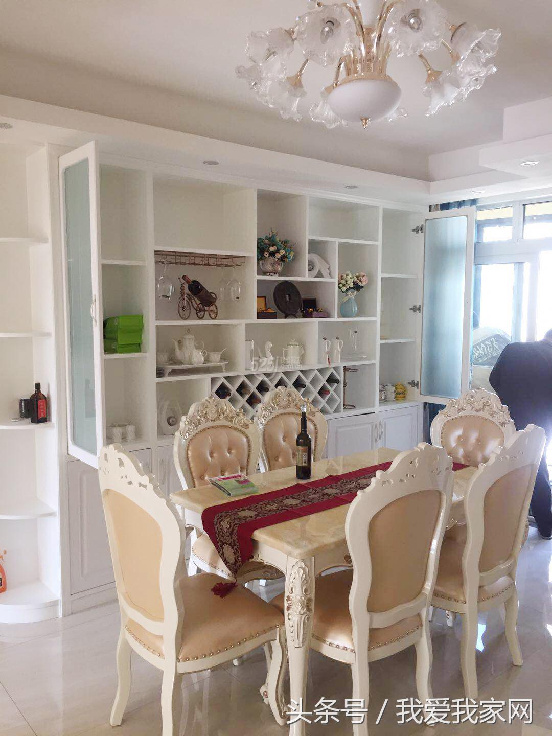 刚装完的学区房，走廊吊灯的浪漫全毁电视背景墙和走廊墙纸上了