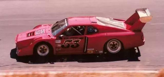 宝马第一台中置引擎超跑M1赛车版，曾经遭遇怎样的挫折？