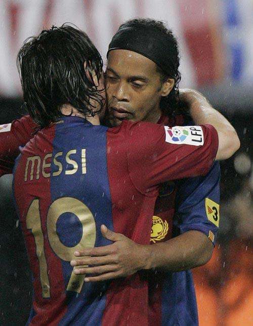 罗纳尔迪尼奥巅峰时期和梅西,罗纳尔迪尼奥为什么值得梅西尊敬