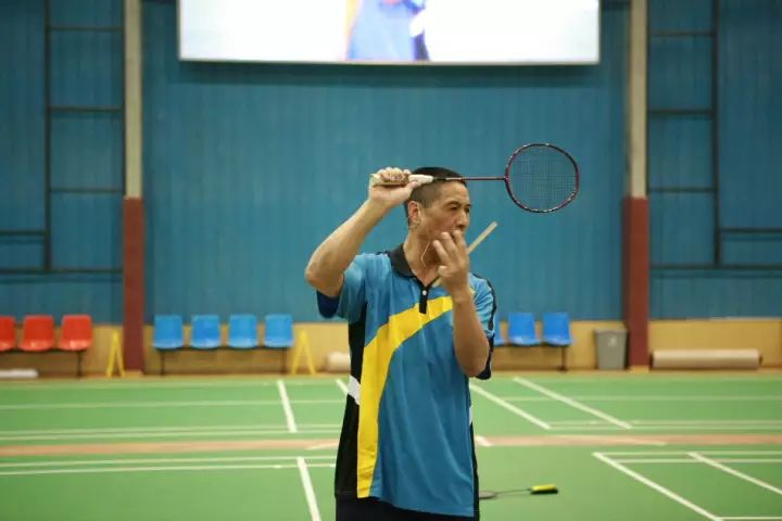 如何打出高远球,羽毛球反手高远球手指发力细节