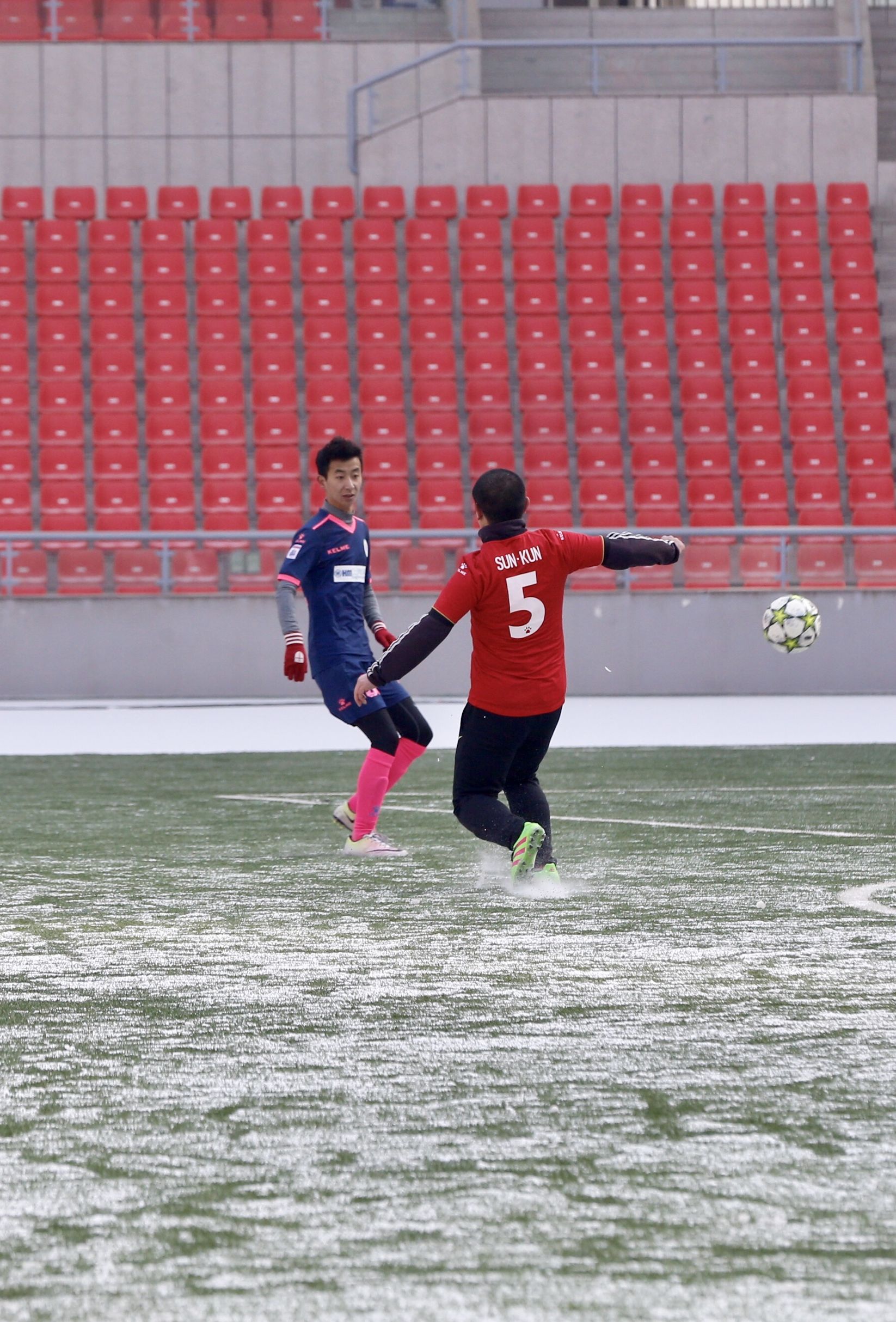 西宁市“湖源牧业·贺岁杯”足球赛豪情开赛，青海红花蝉联冠军