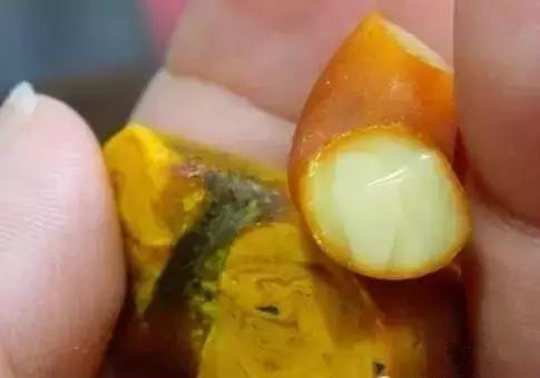 璞缘琥珀坊：碰到这么逼真的“二代蜜蜡”该如何避免吃药？