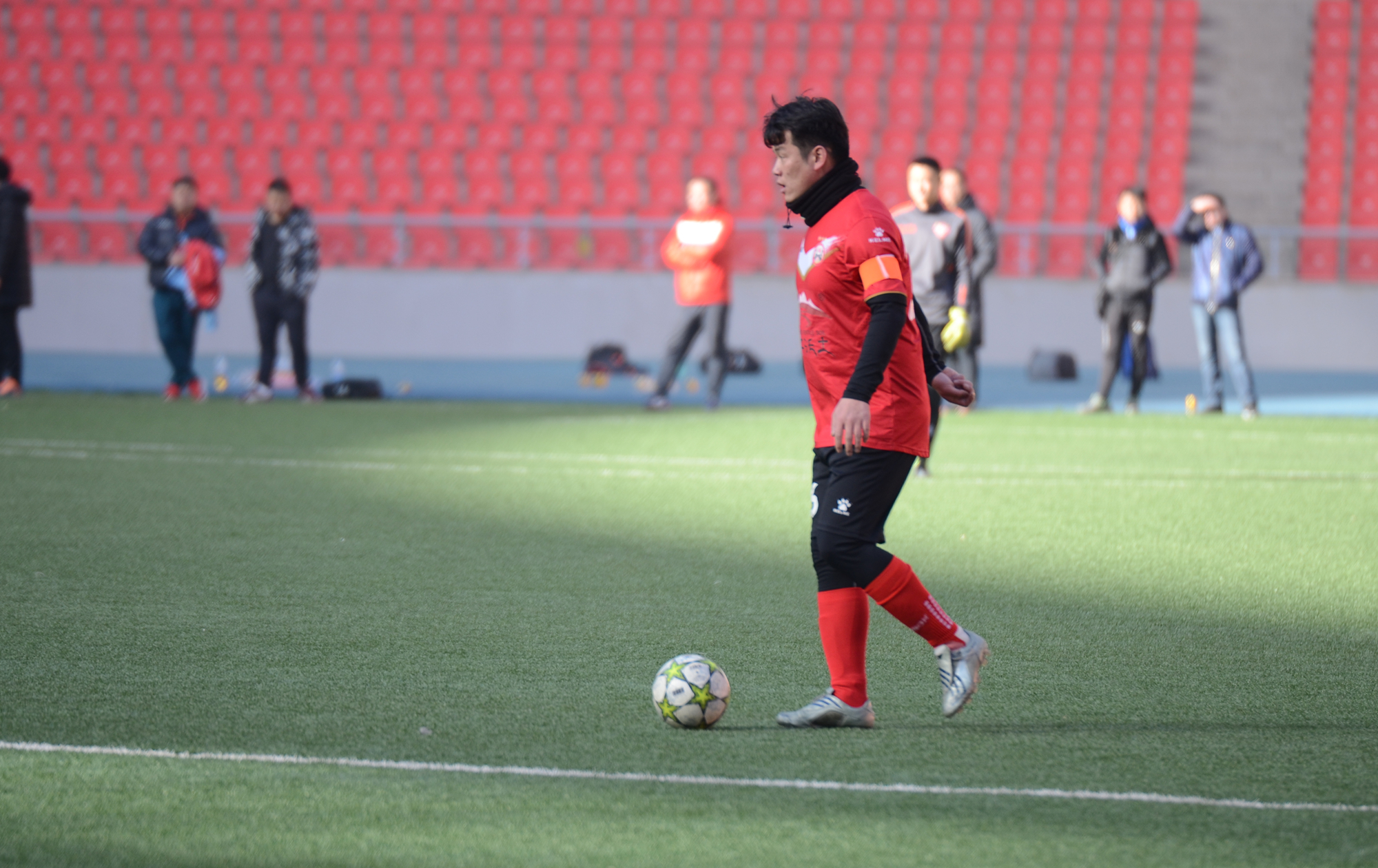 西宁市“湖源牧业·贺岁杯”足球赛豪情开赛，青海红花蝉联冠军