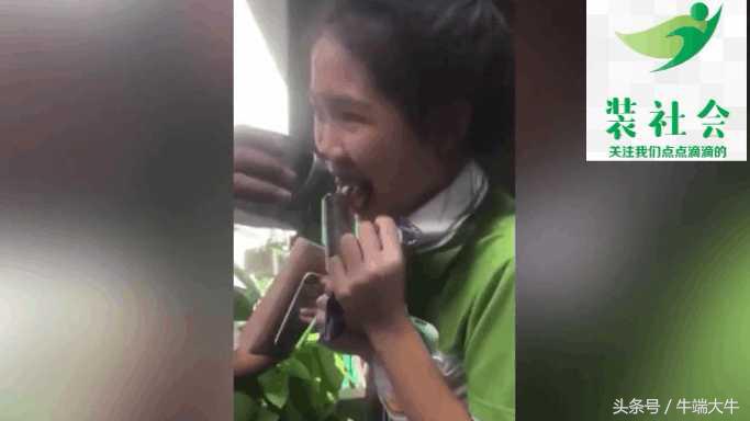 女子吃冰棒时舌头被冻住，朋友倒热水都没有能化开，痛的快哭了