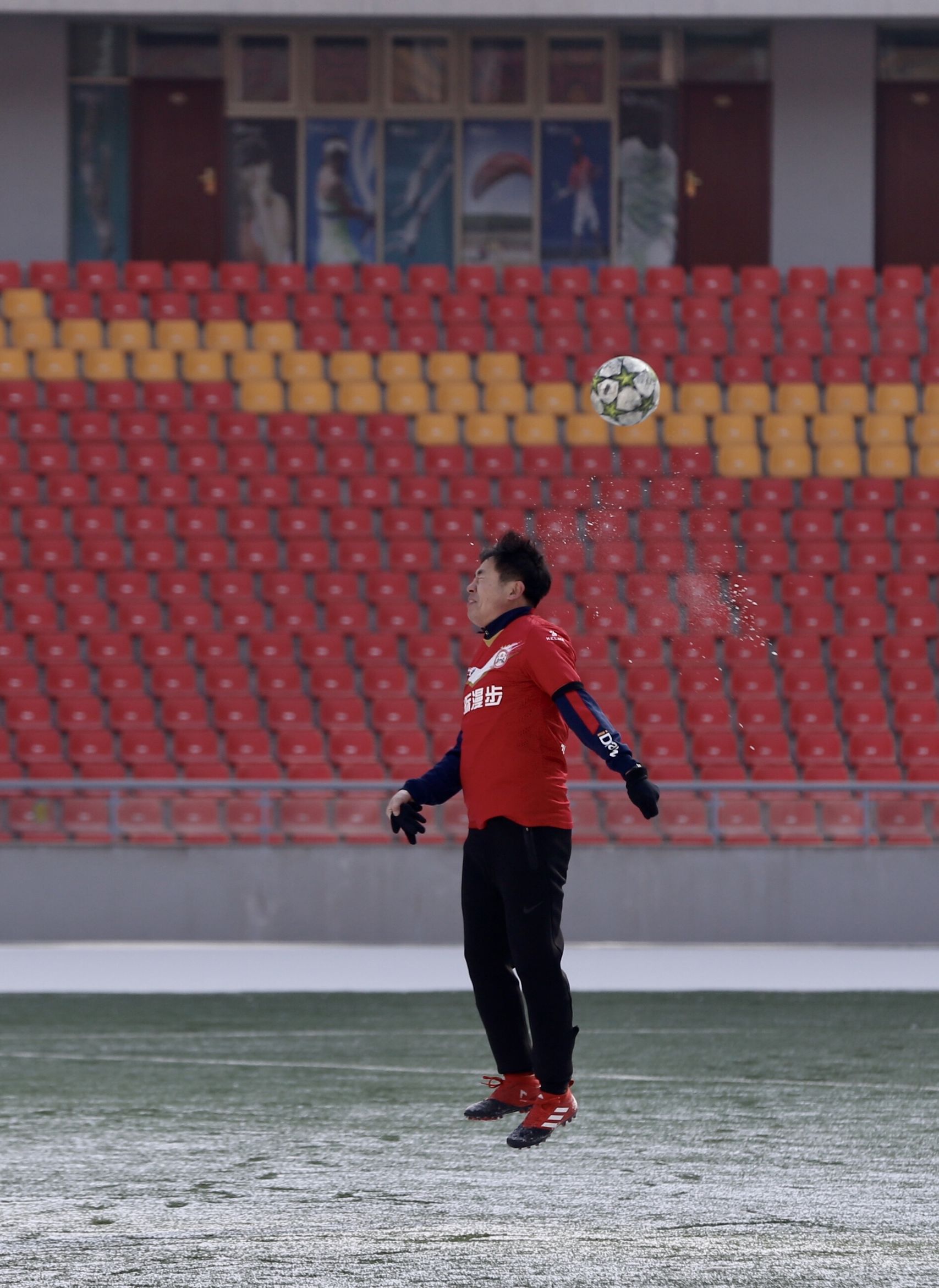 西宁市“湖源牧业·贺岁杯”足球赛豪情开赛，青海红花蝉联冠军