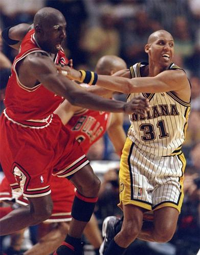 詹姆斯走步绝杀奇才gif,詹姆斯踩线三分绝杀活塞