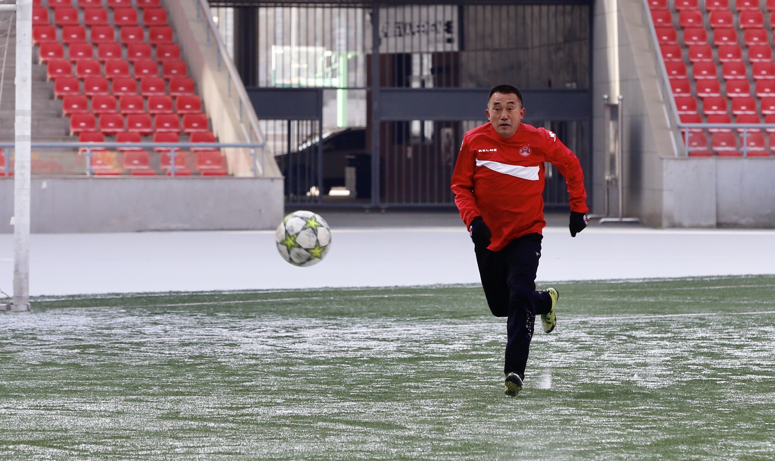 西宁市“湖源牧业·贺岁杯”足球赛豪情开赛，青海红花蝉联冠军
