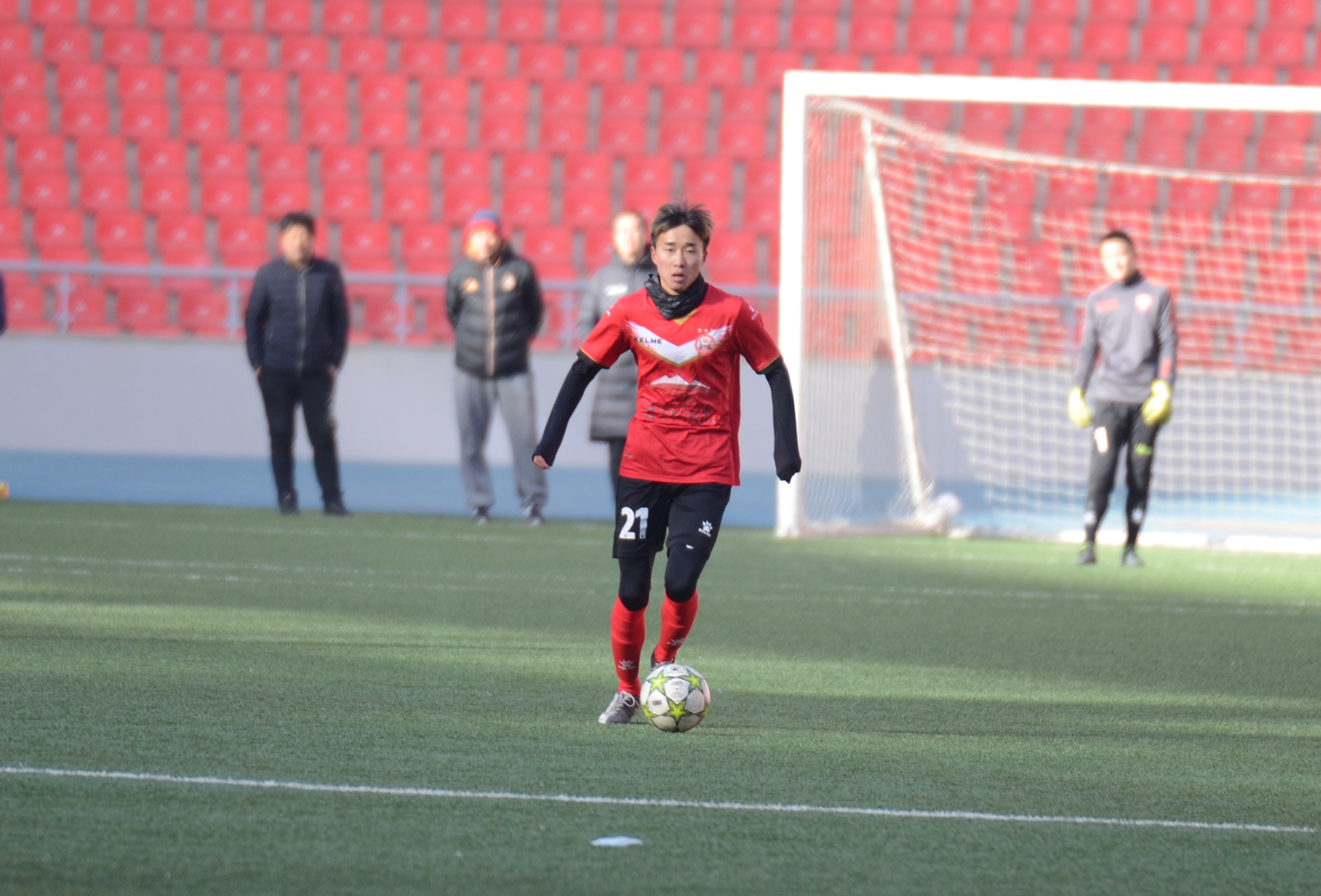 西宁市“湖源牧业·贺岁杯”足球赛豪情开赛，青海红花蝉联冠军