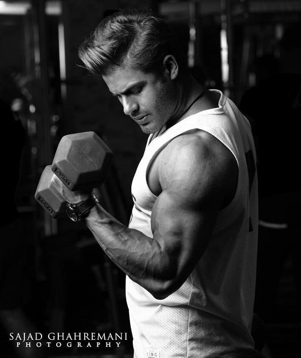 标准俯卧撑和变式俯卧撑哪种好,新手从跪姿俯卧撑练到标准俯卧撑