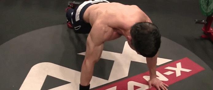 标准俯卧撑和变式俯卧撑哪种好,新手从跪姿俯卧撑练到标准俯卧撑