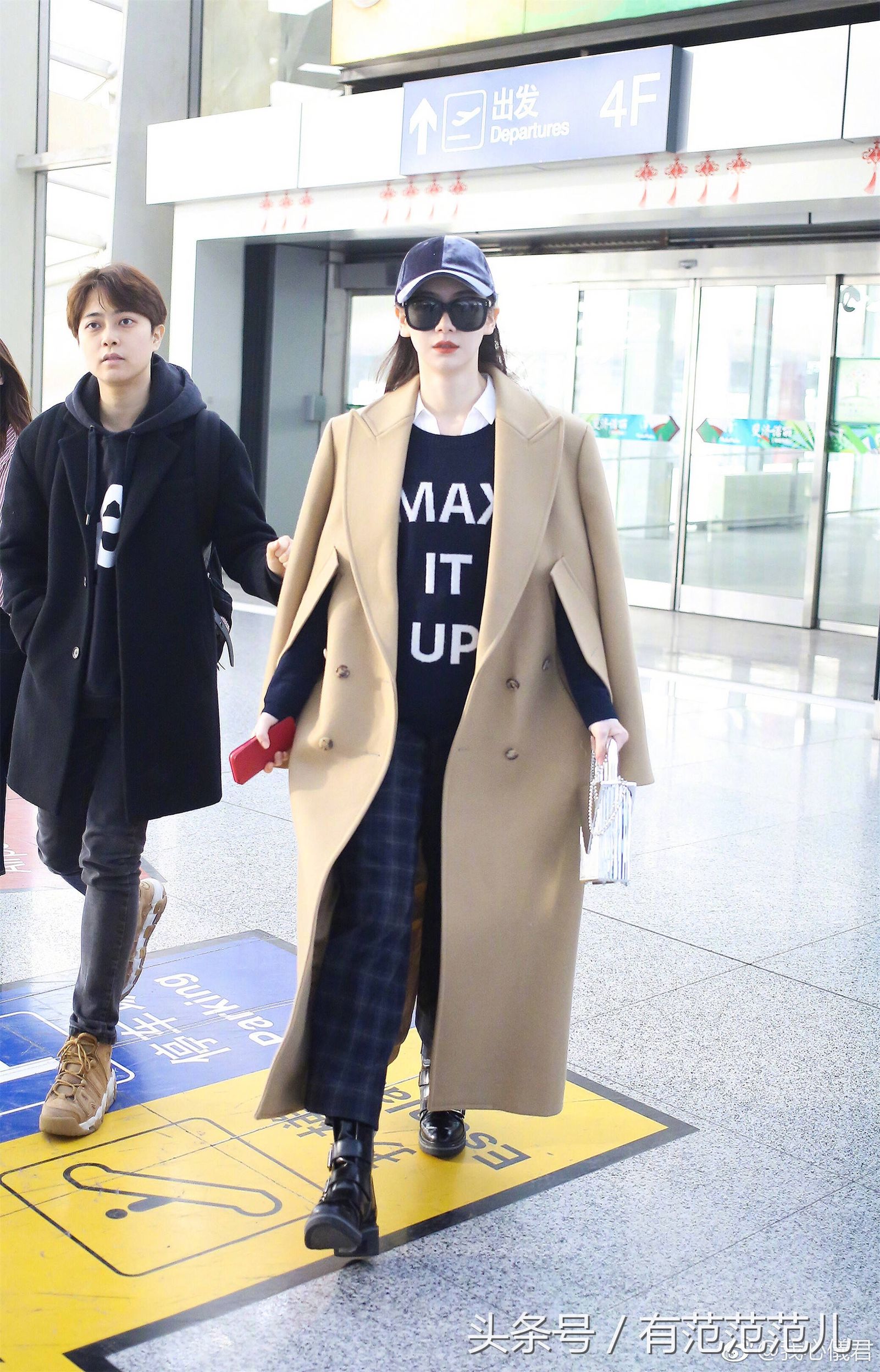 戚薇穿格子大衣,戚薇穿驼色大衣