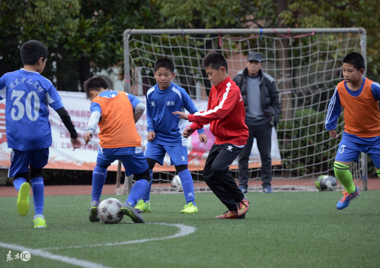 传接球跑位练习方法,d级教练员提高接脚下球的能力