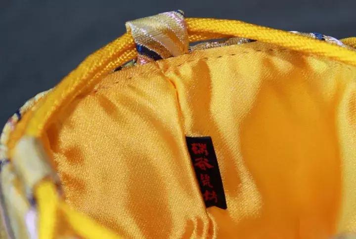 茶叶圈里有很多品茗杯袋，但是用云锦工艺做的不多！