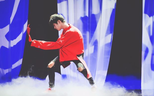 易烊千玺的红袜子,易烊千玺红色袜子