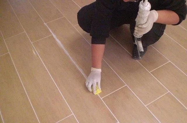 玻璃上有玻璃胶的痕迹怎么清理掉,玻璃胶弄到衣服上如何清理小妙招